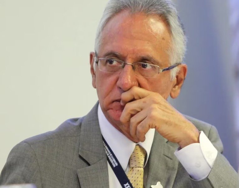 Preocupa”: Álvaro Uribe rechaza que la primera línea tenga más beneficios  que los miembros de las Fuerzas Armadas