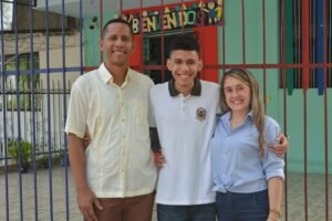 Reyne Joel y sus padres frente al colegio El Divino Salvador
