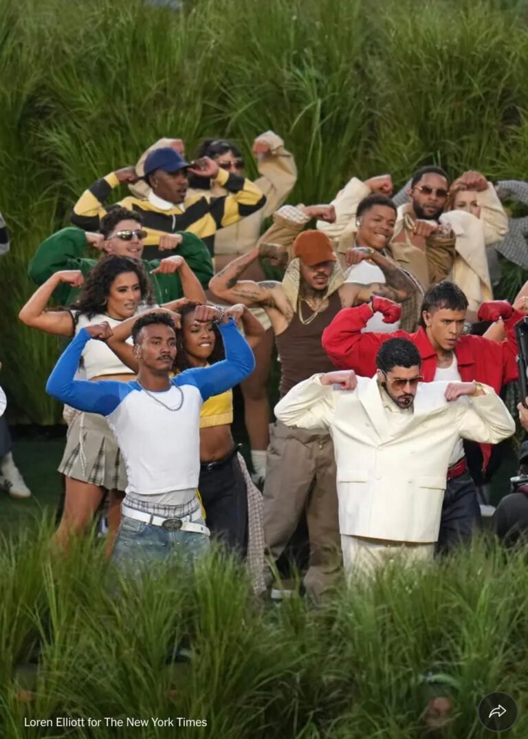 Yai Ariza junto a Bad Bunny en el Super Bowl