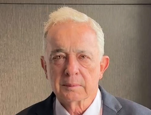 Redes Sociales @alvarouribevelez