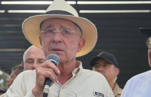 Redes Sociales @alvarouribevelez