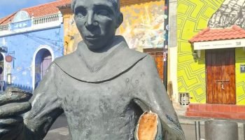 “No creo que esta señora permita que lleguen a su casa a destruirle sus adornos”: Dumek rechaza daños a estatua en Cartagena
