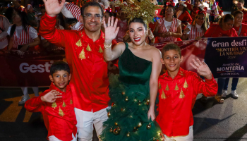 Así fue el desfile navideño que contó con ocho caravanas y más de 289 bailarines
