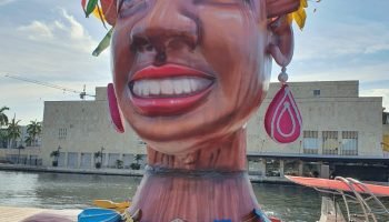 Cartagena brilla con arte y tradición: tres esculturas gigantes iluminan el Muelle de La Bodeguita