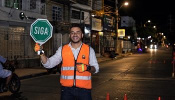 «La seguridad de los niños no se aplaza»: Bejarano y vecinos de San Fernando pintan cebra frente a colegio de Cartagena