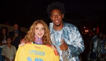 «Eres leyenda»: El jugador Johan Mojica caminó junto a Shakira y le regaló la camiseta de la selección colombia en Madrid