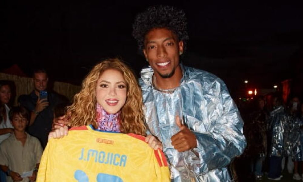 «Eres leyenda»: El jugador Johan Mojica caminó junto a Shakira y le regaló la camiseta de la selección colombia en Madrid