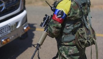 ¿Y las autoridades? Miembros de las FARC repartieron regalos a toda una comunidad