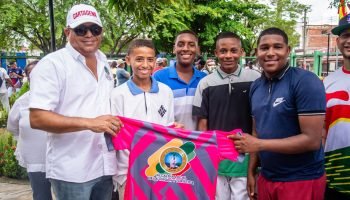 Alexis Valerio entrega uniformes a más de 100 jóvenes para la 1ra versión de los Juegos de la Localidad 2