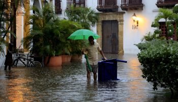 Como consecuencia de 21 deslizamientos, 20 inundaciones, 13 vendavales, 9 temporales y 4 avenidas torrenciales resultaron afectadas 6.497 familias en todo el país. Fotografía de archivo. EFE/Ricardo Maldonado Rozo