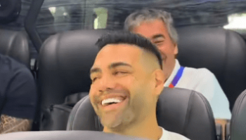¡Con risa nerviosa! Reacción de Falcao mientras le cantaban “viva Colombia”