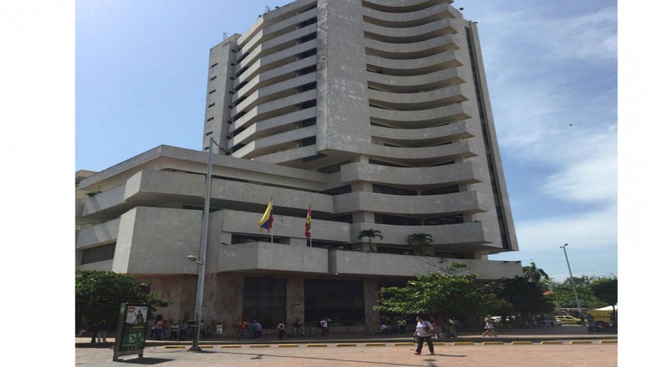 Ciudadanos denuncian construcción de hotel en el edificio Banco Popular