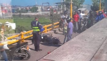Tractocamión habría chocado una moto con conductor y parrillero a bordo: uno de ellos murió y el otro quedó herido