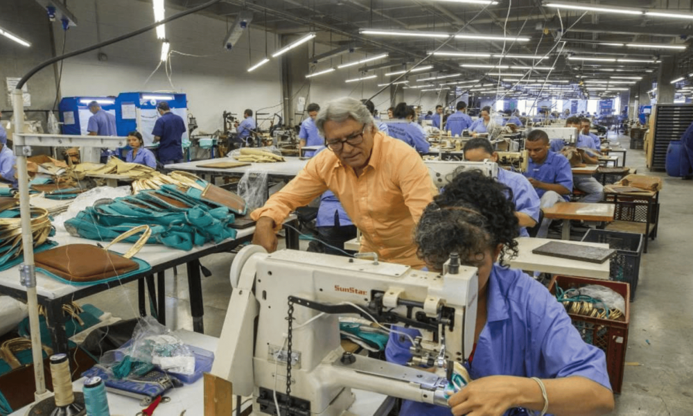 De vender correas en las calles de Medellín a conquistar el mundo: la historia de Vélez, la marca colombiana detrás de reconocidos bolsos de cuero