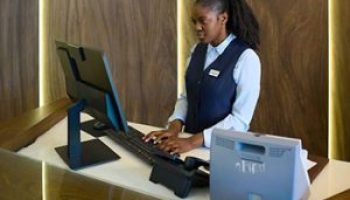 Estudiantes de Hotelería y Turismo de Elyon Yireh recorrieron el mundo con una muestra cultural inolvidable