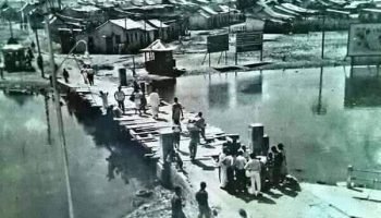 Este era el puente construido a base de tablas que conectaba Chambacú con el Centro