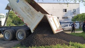 Autopistas del Caribe respalda a la región con entrega de 30M3 de fresado al cuerpo de bomberos de Baranoa