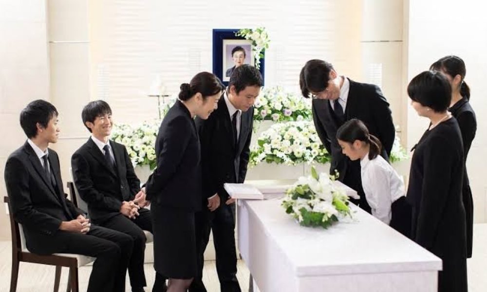 Morir en Japón cuesta una fortuna: familias están cambiando los funerales tradicionales por entierros bajo árboles