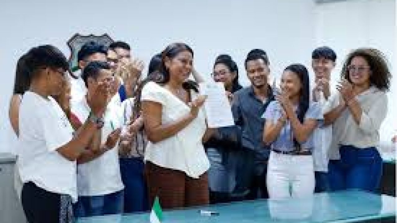 GOBERNADORA LUCY Y JOVENES