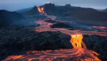 Pasajero graba la erupción de un volcán desde la ventana de un avión