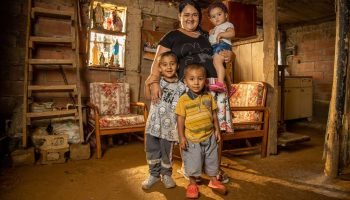 Hogares Saludables de Argos transforma más de 10.000 viviendas al reemplazar pisos de tierra por concreto