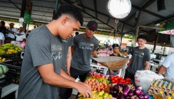 ¡Qué lindo! Jugadores de Águilas Doradas sorprenden a comerciantes mientras vendían frutas en el mercado
