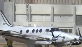 Pasajera aterrizó un avión sin tener experiencia luego de que el piloto quedará inconscientemente