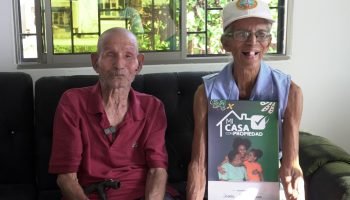 Abuelitos cartageneros de 86 y 92 años que venden bolis recibieron su casa nueva