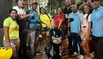 Jefe le regaló una moto a uno de sus mejores trabajadores por su honestidad y compromiso laboral