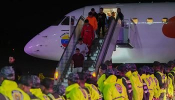 El Salvador recibe a 238 deportados del Tren de Aragua y 23 de la MS-13 en un polémico acuerdocon EE.UU.