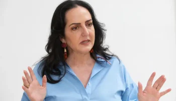 Sigue la polémica por billonaria compra en el gobierno Petro: presidente dice que están acostumbrados a comprar chatarra y le responden