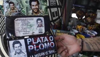 Proyecto de ley busca prohibir la venta de artículos que exalten a Pablo Escobar y otros criminales colombianos