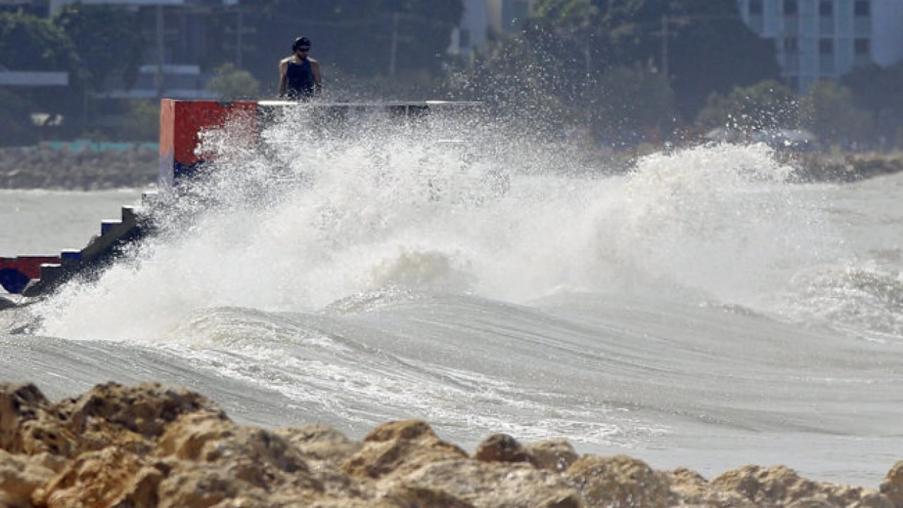 CTG001. CARTAGENA (COLOMBIA), 08/02/2024.- Fotografía del fuerte oleaje producto de un frente frío, fuertes vientos y el fenómeno mar de leva, tipo particular de oleaje que se produce en ciertas zonas costeras debido a la interacción entre diferentes factores, hoy en Cartagena (Colombia). Las autoridades tienen restringido el ingreso al mar a los turistas y la navegación de embarcaciones pequeñas. Algunas de las calles a borde de mar están inundadas por las fuertes olas que se prolongarán hasta las próximas 72 horas, según los pronósticos de las autoridades. EFE/Ricardo Maldonado Rozo