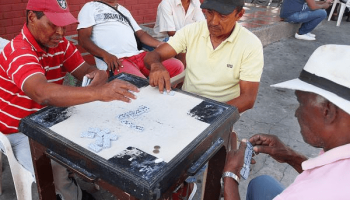 Dominó: el juego que se “adueñó” de las esquinas en ciudades, pueblos y corregimientos del Caribe