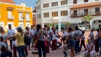Preocupación por 152 estudiantes que no han obtenido apoyo del Distrito tras ser beneficiarios de matrículas contratadas