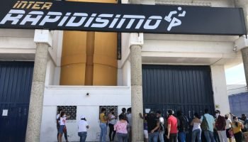 Quejas por demoras en las entregas de Interrapidísimo: usuarios tienen que esperar hasta 15 días para hagan el reparto de su envío