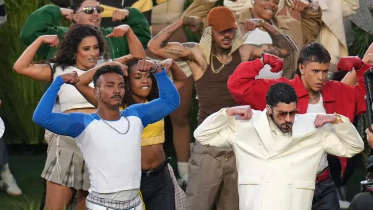 Yai Ariza junto a Bad Bunny en el Super Bowl