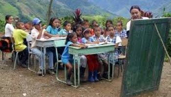 Sentados en banquitos de madera y al aire libre: así dictaban las clases en el campo hace 80 años
