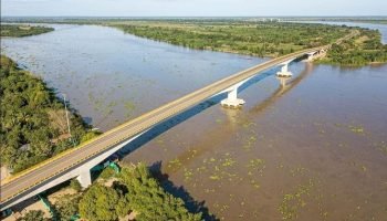Planchones impactan contra estructura del Puente Roncador en Magangué