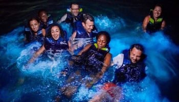 ‘Es como nadar entre estrellas’: conoce el efecto bioluminoso que impresiona a turistas en Barú.