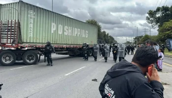 Fuerzas armadas lanzan gases lacrimógenos en protestas del paro camionero de Bogotá
