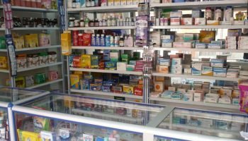 Dadis clausura dos droguerías en Cartagena tras hallazgo de medicamentos fraudulentos y falta de control 