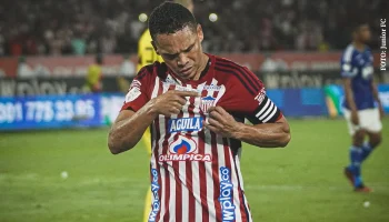 Hinchas de Junior enfurecidos vandalizan el vehículo de Carlos Bacca por derrota frente Águila Doradas