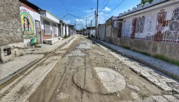 Avanzan en la pavimentación de dos vías de El Pozón: más de 60 familias y mil estudiantes se verán beneficiados