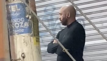 Papá se hace viral por esperar de brazos cruzados que su hija saliera de un quinceañero