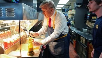 Trump fritó papas en McDonald’s y desmintió a Kamala Harris