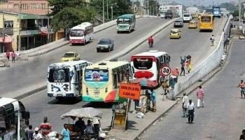 ¿Recuerdas el puente que unía a la ciudad en Bazurto? Así se veía el paso elevado que existía antes de la rotonda