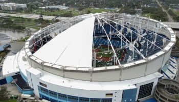 En imágenes: así quedó el techo del un estadio de béisbol en Florida por el huracán Milton