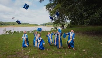 ¡Qué lindos! Niños del Amazonas posaron con toga y birrete en medio de la naturaleza para su graduación