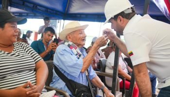 Abuelito de 89 años recibió por primera vez las llaves de su casa: gobernador Yamil entrega 30/300 viviendas a familias víctimas de la guerra